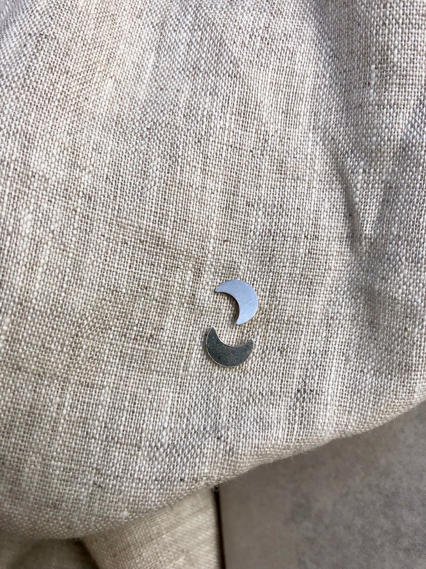 brinco chapeado - lua minguante